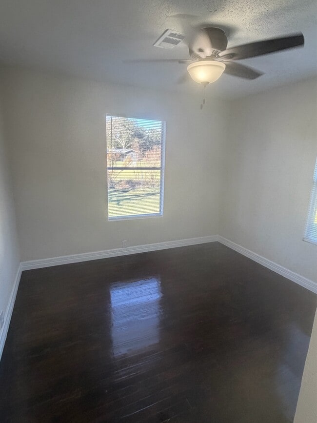 Building Photo - 340 Meadow Dr