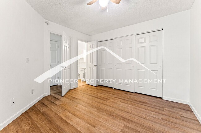 Building Photo - Gorgeous Condo with Washer/Dryer and Central AC
