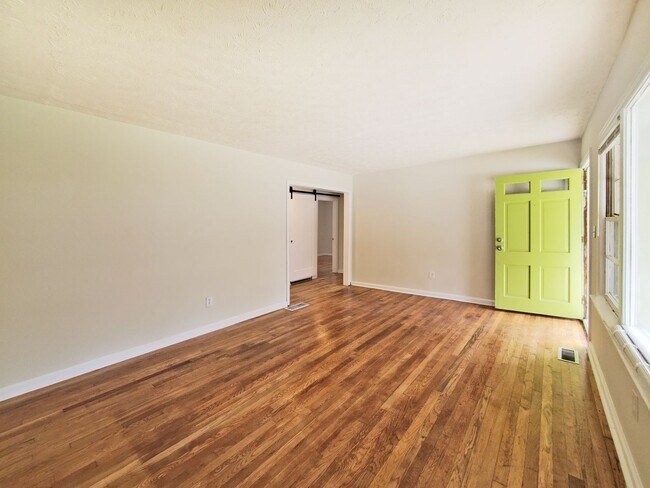 Building Photo - COMING SOON! Cutest 2/1 Bungalow in Hapeville - Housing Vouchers Accepted