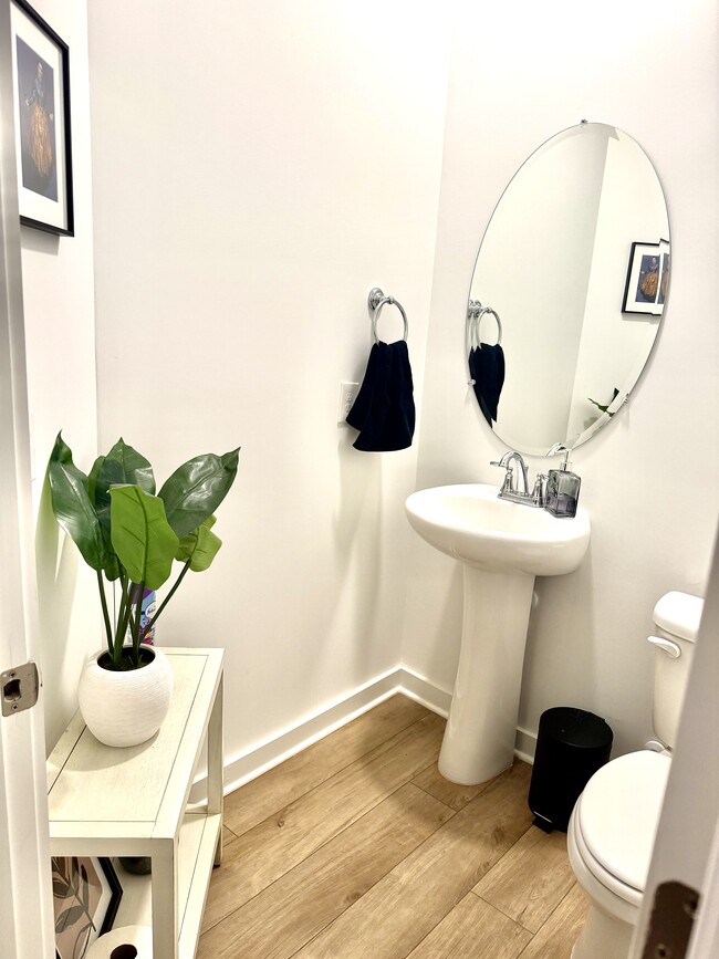 Building Photo - Luxury Townhome