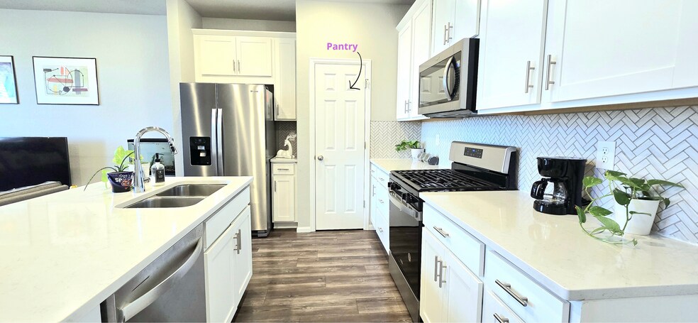 Kitchen - 5051 S Robb Ct