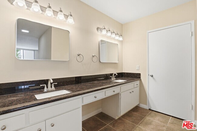 Building Photo - 8701 Delgany Ave