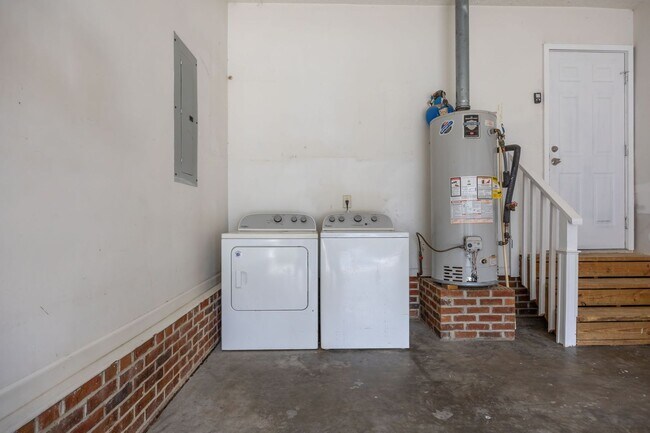 Building Photo - Updated Single Family Home in Fayetteville!