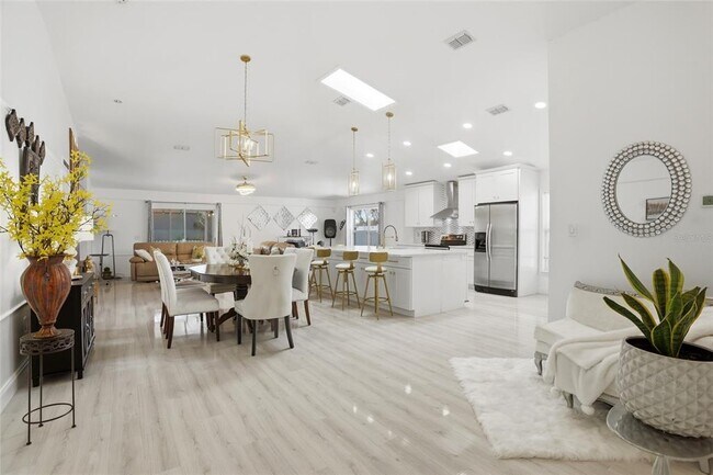 Building Photo - 10608 Laxton St