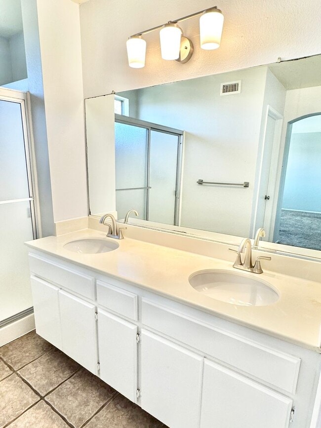 Building Photo - Beautiful Two-Story Home, Guajome Park, Community Pool, San Luis Rey Hiking/Biking Path, Lovely C...