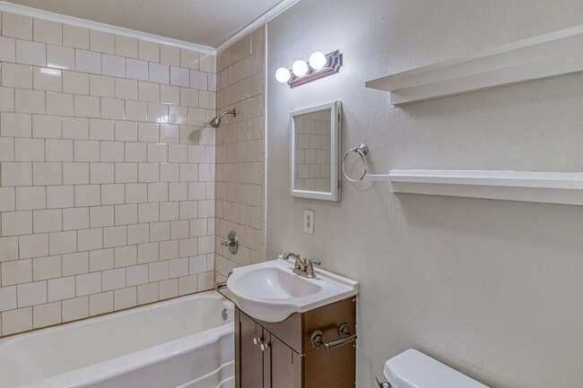 Building Photo - 2 bedroom/1 bathroom - Centrally Located in Norman!!