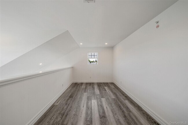 Building Photo - 725 Eastview Dr
