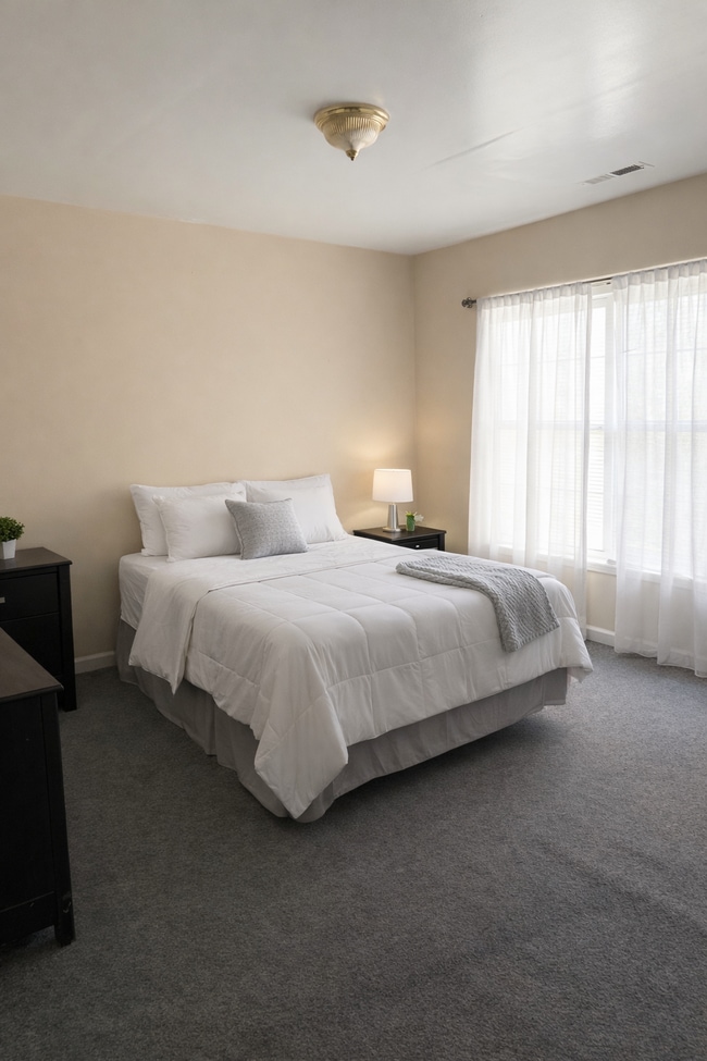 Building Photo - The Esther | $200/Week (First 4 Weeks Limited Promo!)Furnished Room and Great Area!