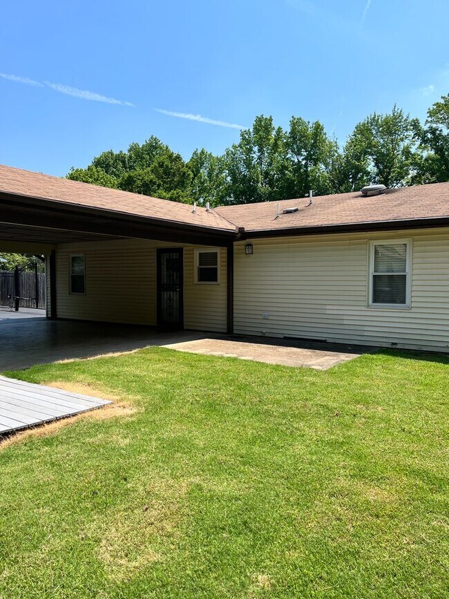 Building Photo - Spacious