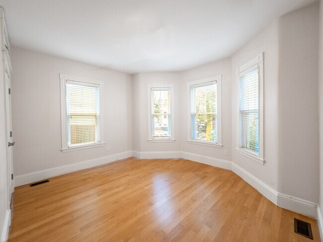 Building Photo - 24 Hall St