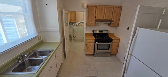 Building Photo - Top Floor, Classic Marina Style Flat in th...