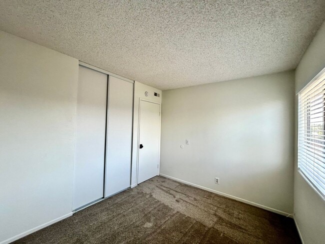 Building Photo - 5 Bed, 2 Bath in Otay Mesa!