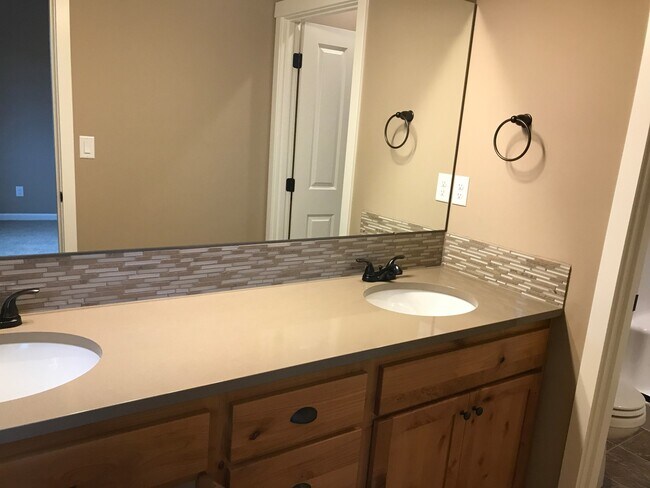 Building Photo - Single Level Home 3 Bedroom / 2 Bathroom in NW Redmond Oregon