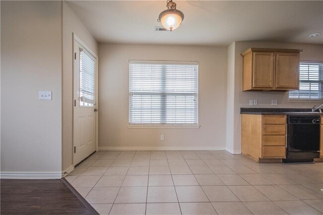 Building Photo - 912 Oakwood Ln