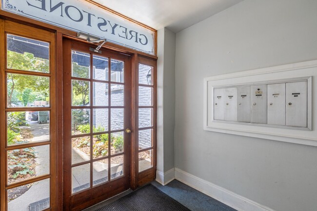 Building Photo - True Ghent Beauty 2/1 Move in Now