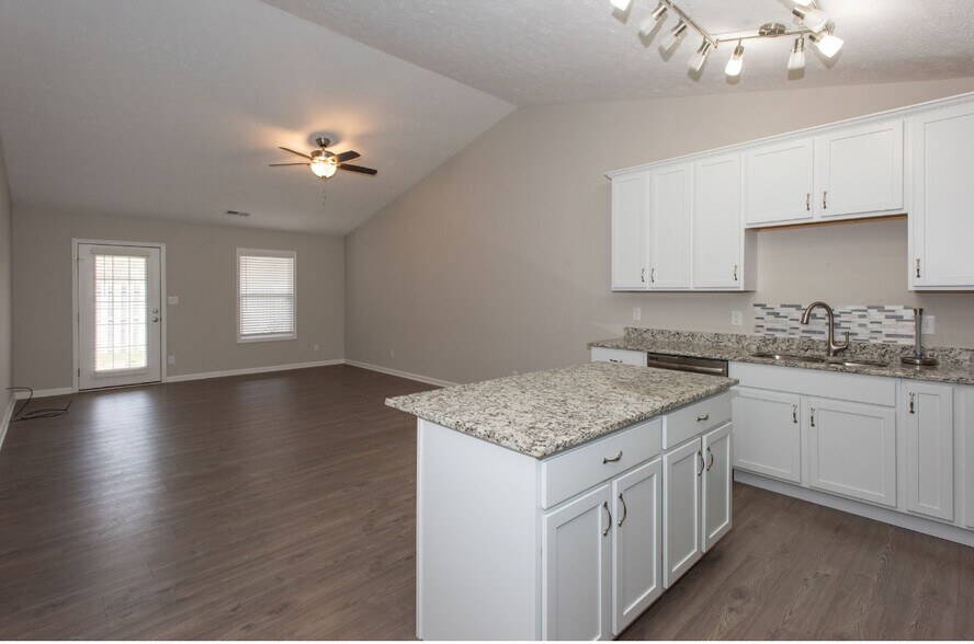 Building Photo - 5339 Avery Woods Ln