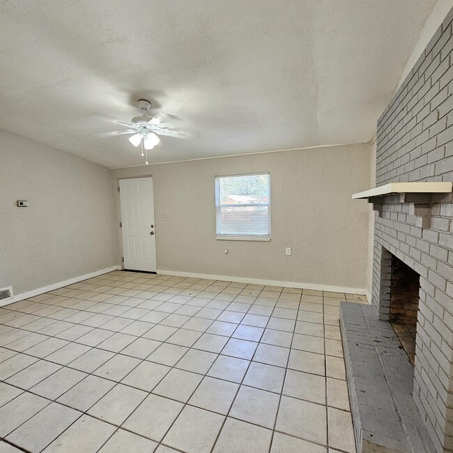 Building Photo - 1516 Majestic Ave