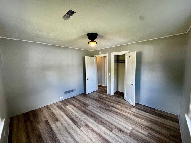 Building Photo - Updated 2 Bed Ranch Home w/ Huge Fenced Yard, Attached Garage & No Stairs – Moline