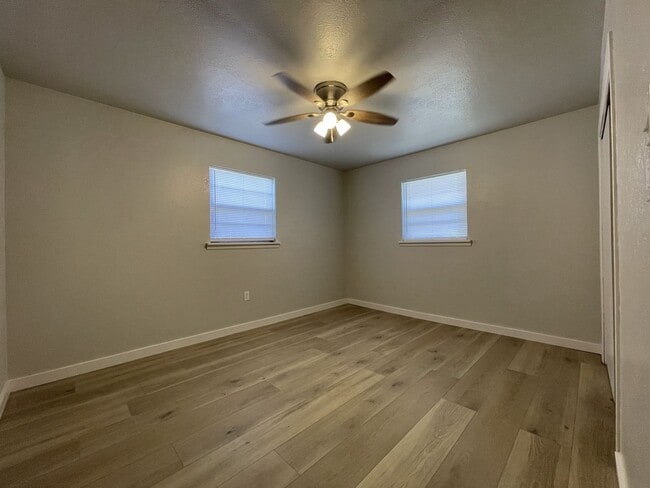 Building Photo - Newly renovated 3/1 with fenced back yard ...