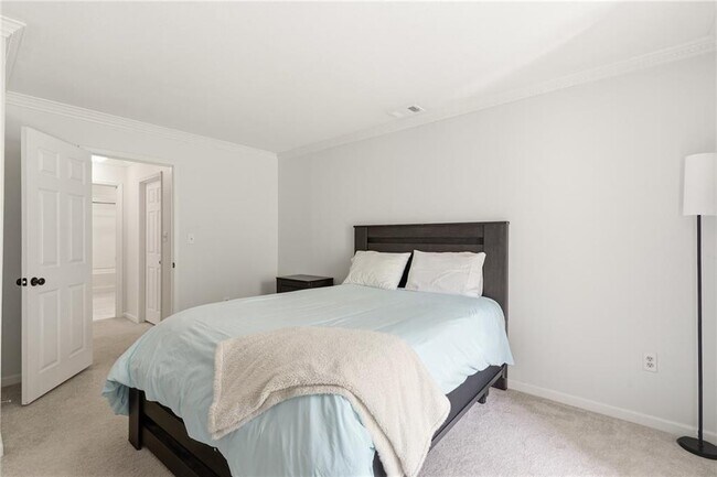 Building Photo - 24307 Plantation Dr NE