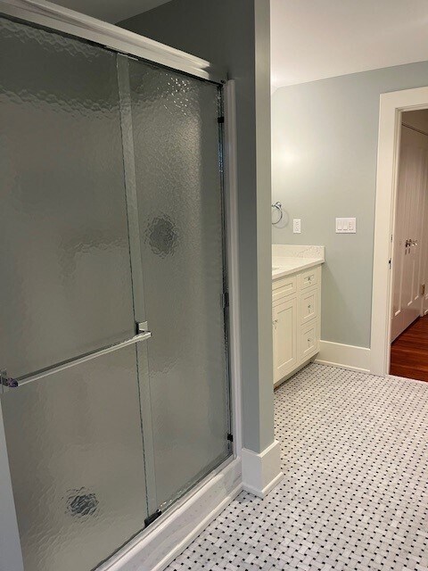 Full Bath Alt View - 555 W 6th St