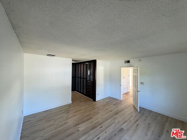 Building Photo - 8031 Melba Ave