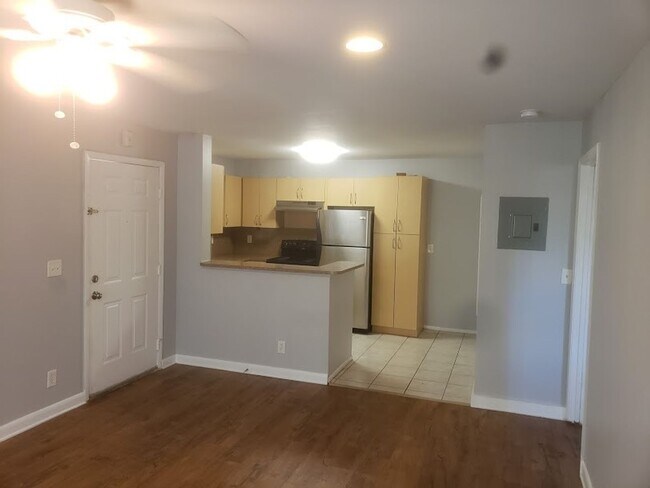Building Photo - COMING SOON! 1 BED 1 BATH IN THE HEART OF SUNRISE