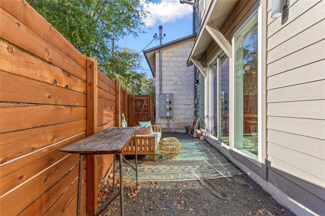 Building Photo - 2115 Uphill Ln