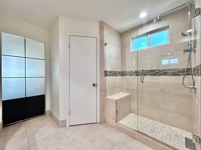 Building Photo - Cozy 3-Bedroom, 2-Bath Home with Covered D...