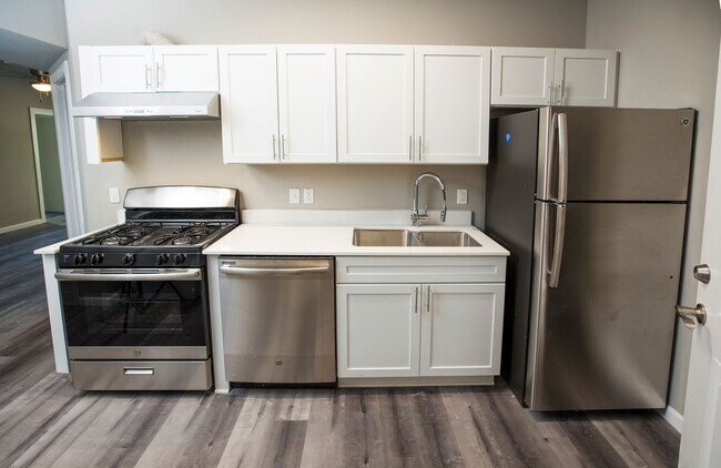 Building Photo - 3/2 - Walking distance to campus