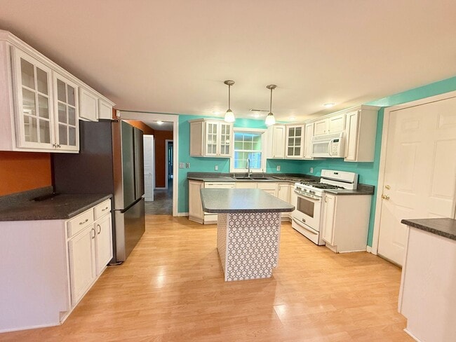 Building Photo - Beautiful 3 bed 2 bath home in Bloomington!