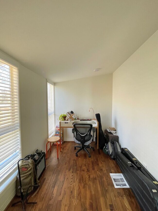 Building Photo - Cozy 2 Bed, Study/Office Room & Bath Farmhouse Cottage