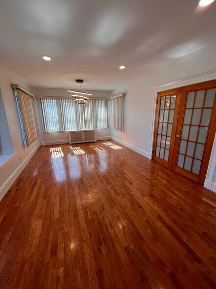 Building Photo - 121 Shore Dr