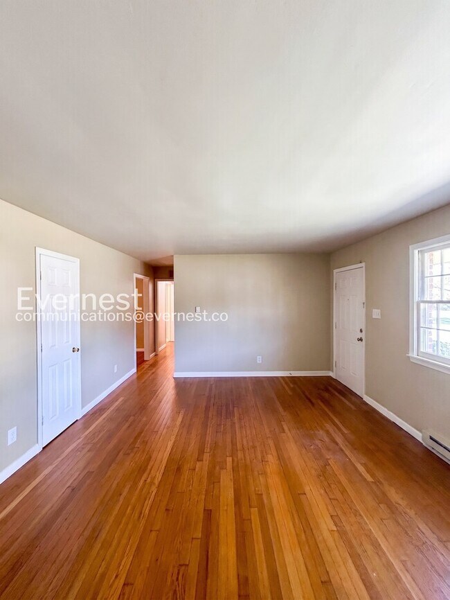 Building Photo - 3 Bed, 1.5 Bath Home with Off-Street Parking / Pet-Friendly / Available Now!
