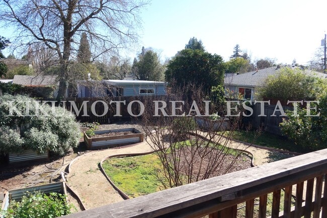 Building Photo - East Sacramento - 2 bedroom, 1 bath, 1 car garage