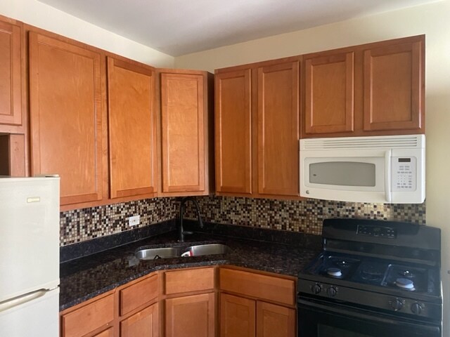 Kitchen - 4926 N Kedzie Ave