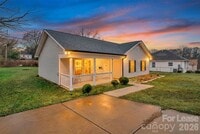 Building Photo - 601 Apple St