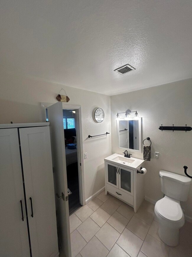Building Photo - 64610 Pinehurst Cir