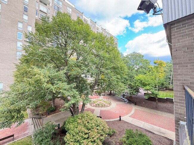 Building Photo - 99 Pond Ave