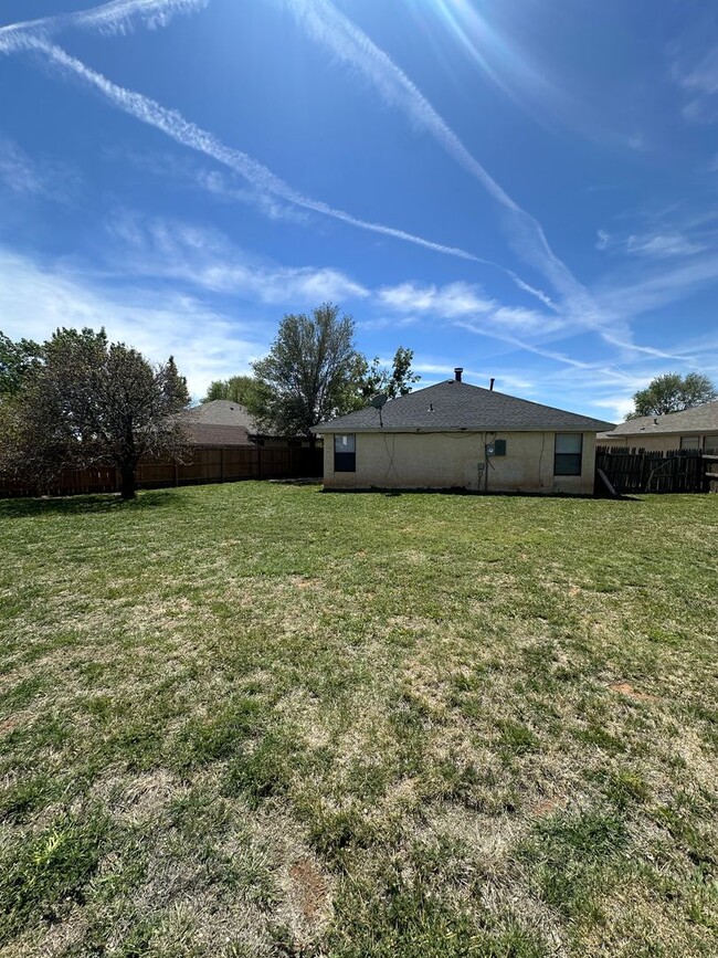 Building Photo - 3 Bedroom 2 Bath Home!