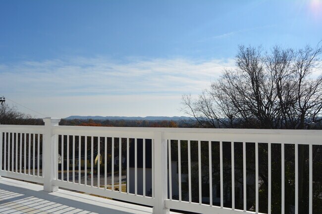 Building Photo - 3801 Lookout Dr