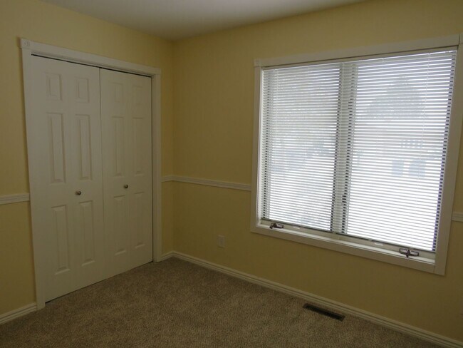 Building Photo - 5 Bed/ 3 Bath/ 3 Car Garage Gorgeous Executive Home in Coveted Castlewood Subdivision