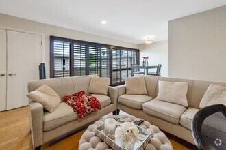 Building Photo - Unbeatable Location! Bright 1 Bed, 1 Bath ...