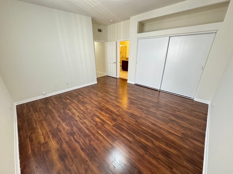 Building Photo - 6714 Balboa Blvd