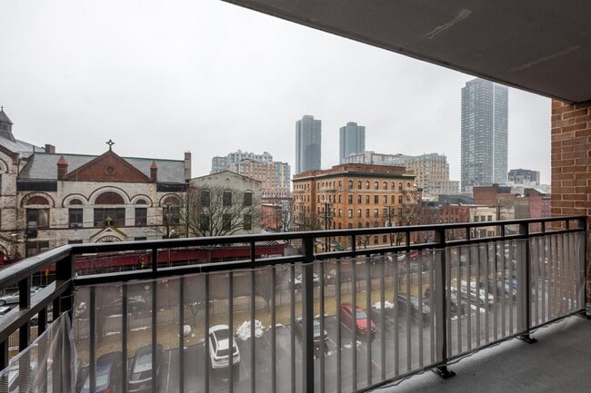 Building Photo - 135 Montgomery St