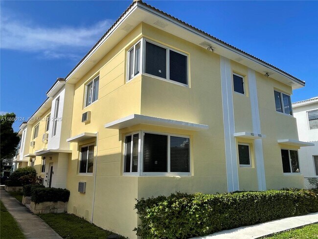 Building Photo - 955 Bay Dr