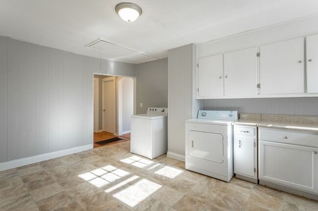 Building Photo - 209 S Moss Ave