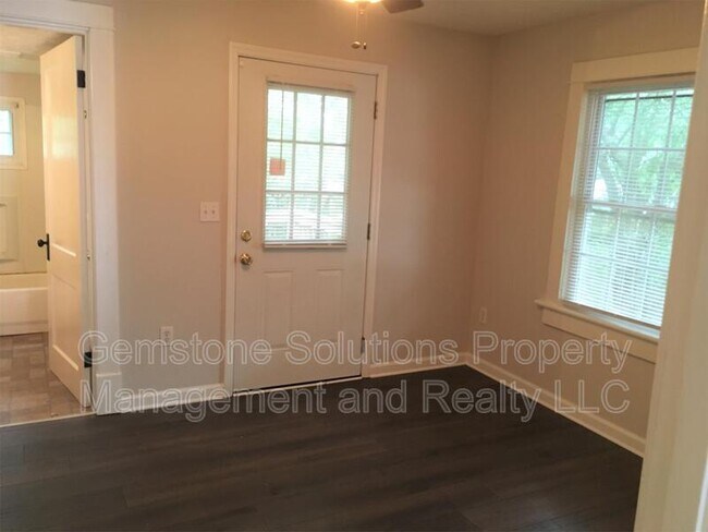 Building Photo - 403 Granbury St