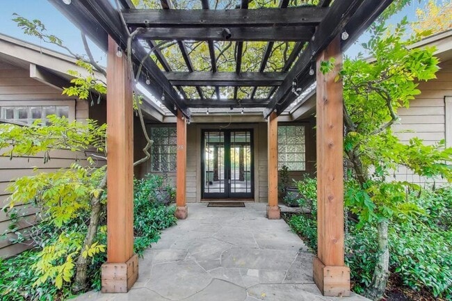 Building Photo - 28 Meadow Rd