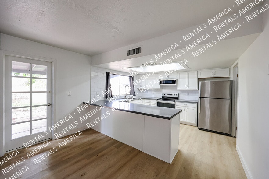 Building Photo - 10642 N 47th Dr